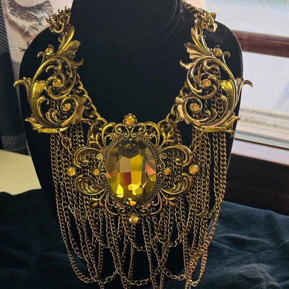 NWOT STUNNING GOLD PLATED STATEMENT NECKLACE with earrings included - Picture 8 of 9
